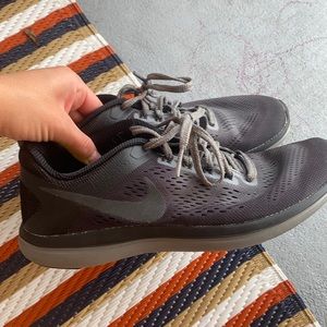 Nike tennis shoes! worn once!